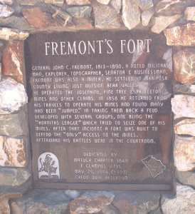 Monument at Frémont's Fort 